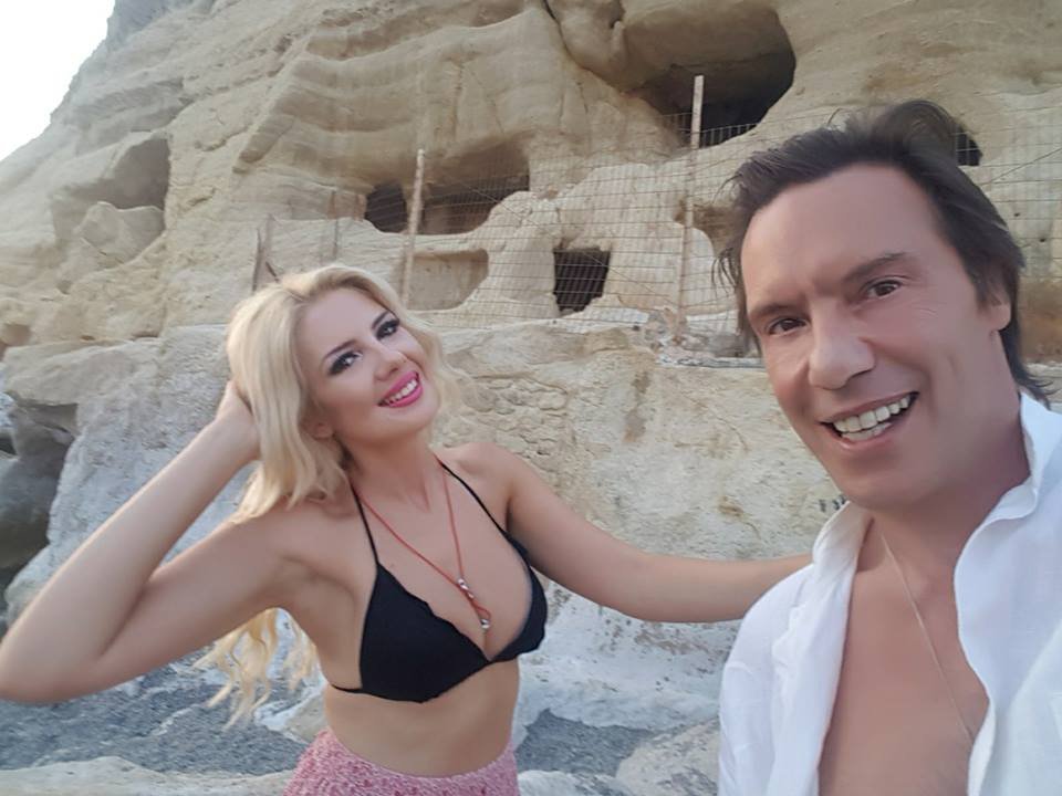 Ερωτευμένος με ξανθιά καλλονή ο Στράτος Τζώρτζογλου-  Καυτά φιλιά στην Σαντορίνη [εικόνες] | iefimerida.gr 1