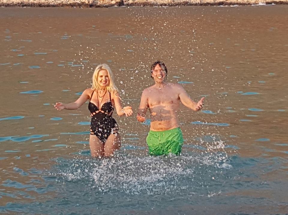 Ερωτευμένος με ξανθιά καλλονή ο Στράτος Τζώρτζογλου-  Καυτά φιλιά στην Σαντορίνη [εικόνες] | iefimerida.gr 0