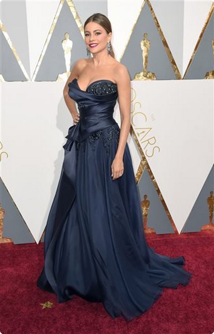 Η Σοφία Βεργκάρα εντελώς γυμνή και... αποκαλυπτική: «Πώς να γυμναστώ με αυτό το τεράστιο στήθος;» [εικόνες]  | iefimerida.gr 0