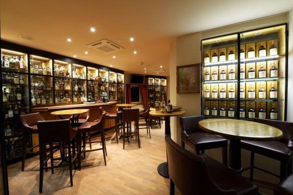 Κινέζος έδωσε 9.000 ευρώ για να απολαύσει ένα ποτήρι ουίσκι -Στον «ναό» του είδους [εικόνες]  | iefimerida.gr 0