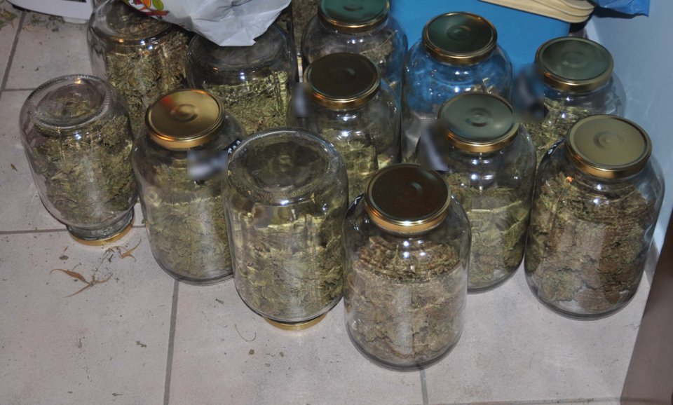 Θεσσαλονίκη: Συλλήψεις για «εργαστήριο» υδροπονικής καλλιέργειας κάνναβης -Παρήγαγαν χασισέλαιο, «σοκολάτα» [εικόνες] | iefimerida.gr 1