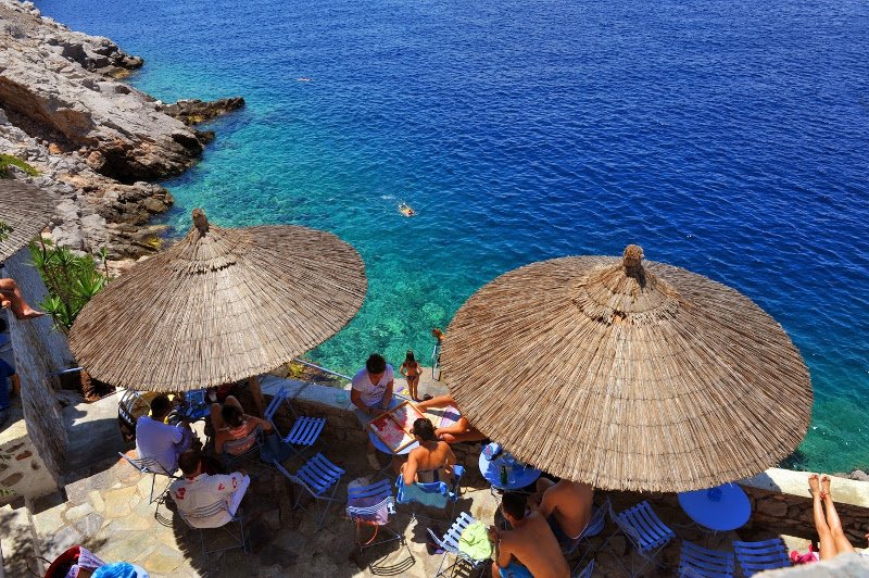 Guardian: Αυτά είναι τα καλύτερα beach bars της Ελλάδας -Χίπικα, παραδοσιακά, «κρεμασμένα» σε βράχους [εικόνες] | iefimerida.gr 8