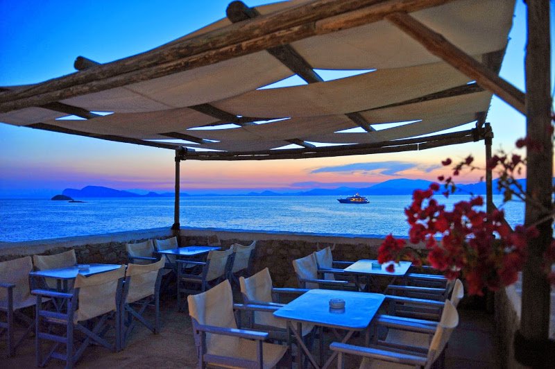 Guardian: Αυτά είναι τα καλύτερα beach bars της Ελλάδας -Χίπικα, παραδοσιακά, «κρεμασμένα» σε βράχους [εικόνες] | iefimerida.gr 9