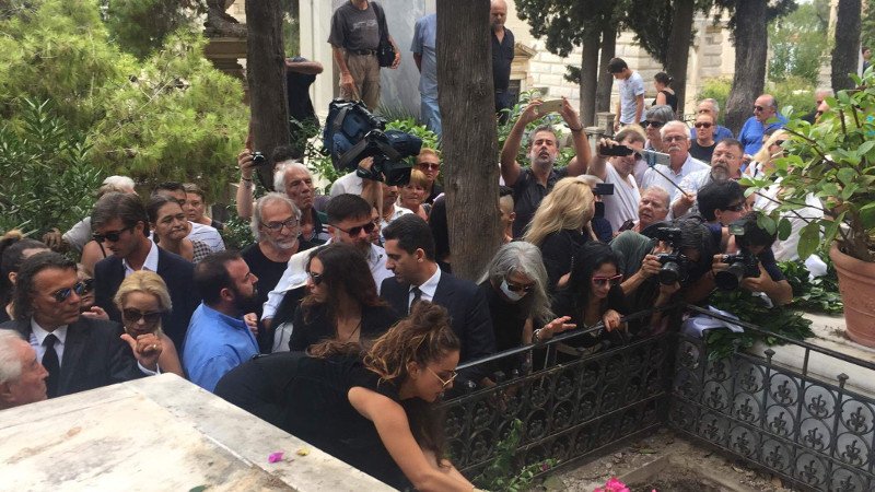 Η Ζένια Μπονάτσου αποχαιρέτησε με δάκρυα στα μάτια την γιαγιά της Ζωή Λάσκαρη [εικόνες] | iefimerida.gr 12