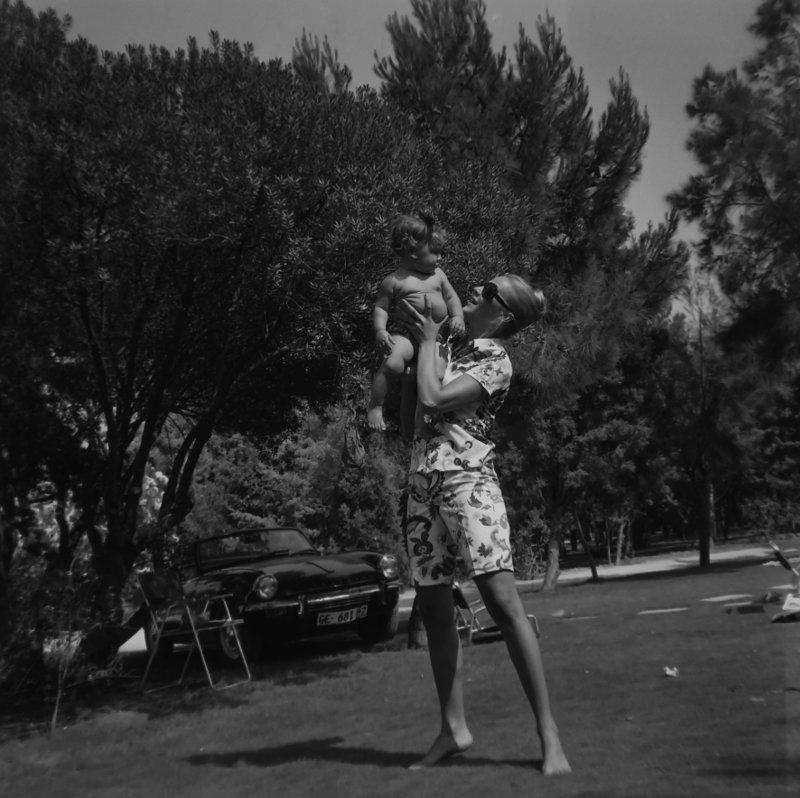 Το ασπρόμαυρο άλμπουμ της ζωής της Ζωής Λάσκαρη -Σπάνια καρέ, με τις κόρες της μωρά [εικόνες] | iefimerida.gr 2