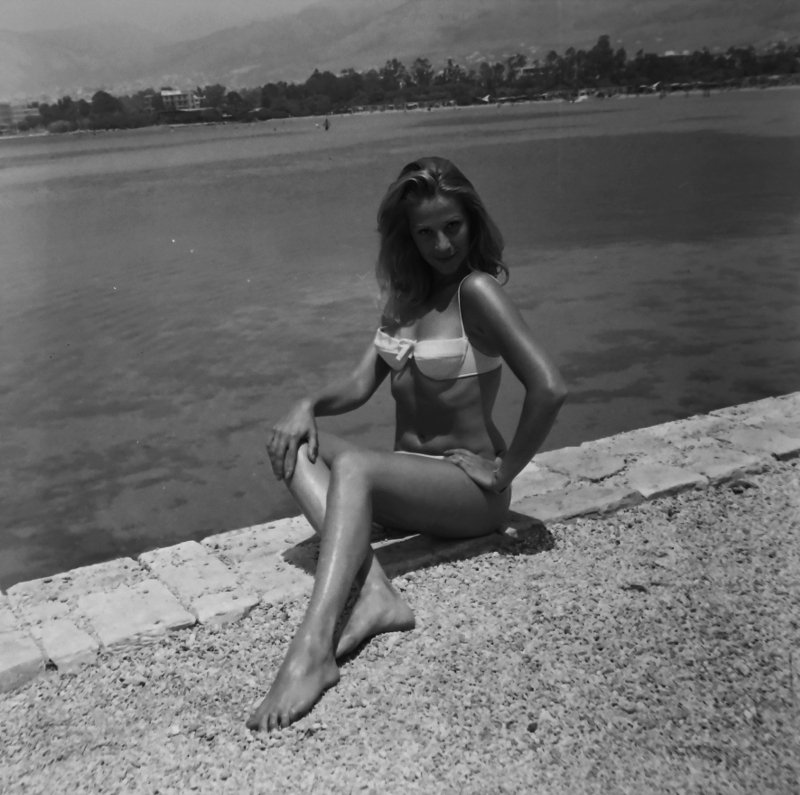 Το ασπρόμαυρο άλμπουμ της ζωής της Ζωής Λάσκαρη -Σπάνια καρέ, με τις κόρες της μωρά [εικόνες] | iefimerida.gr 3