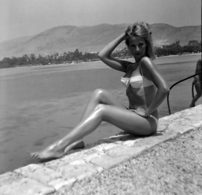 Το ασπρόμαυρο άλμπουμ της ζωής της Ζωής Λάσκαρη -Σπάνια καρέ, με τις κόρες της μωρά [εικόνες] | iefimerida.gr 4