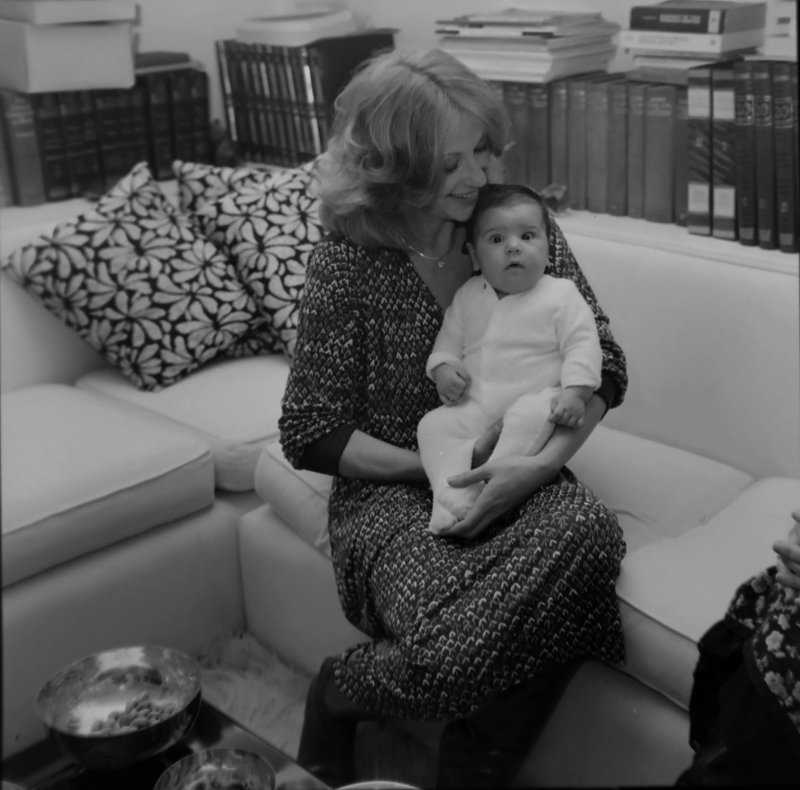 Το ασπρόμαυρο άλμπουμ της ζωής της Ζωής Λάσκαρη -Σπάνια καρέ, με τις κόρες της μωρά [εικόνες] | iefimerida.gr 24