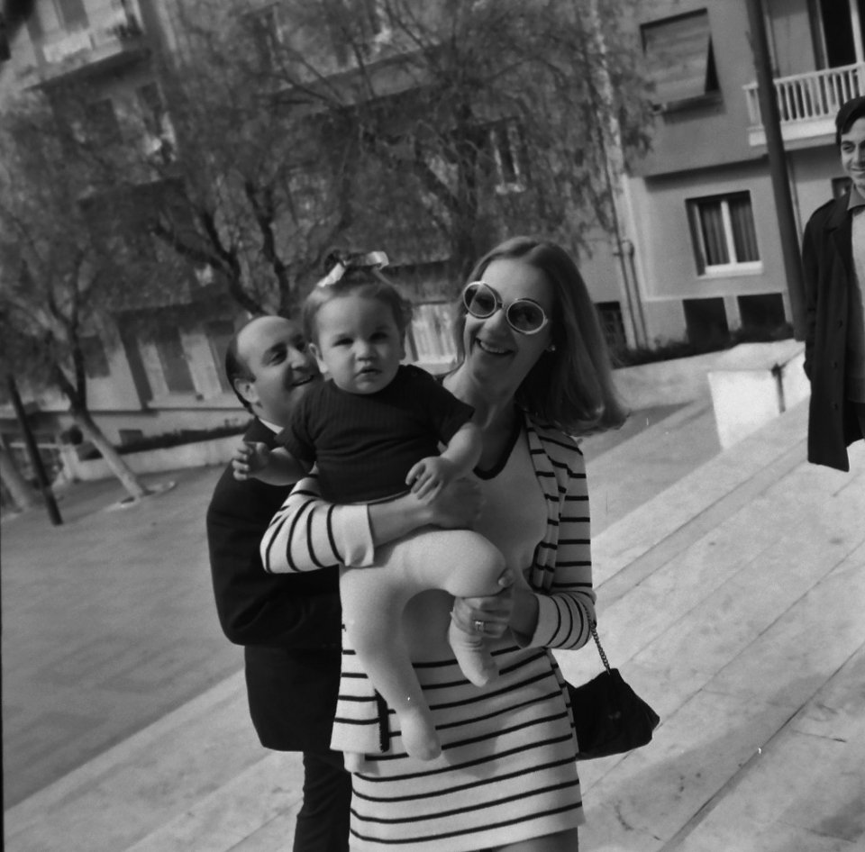 Το ασπρόμαυρο άλμπουμ της ζωής της Ζωής Λάσκαρη -Σπάνια καρέ, με τις κόρες της μωρά [εικόνες] | iefimerida.gr 16