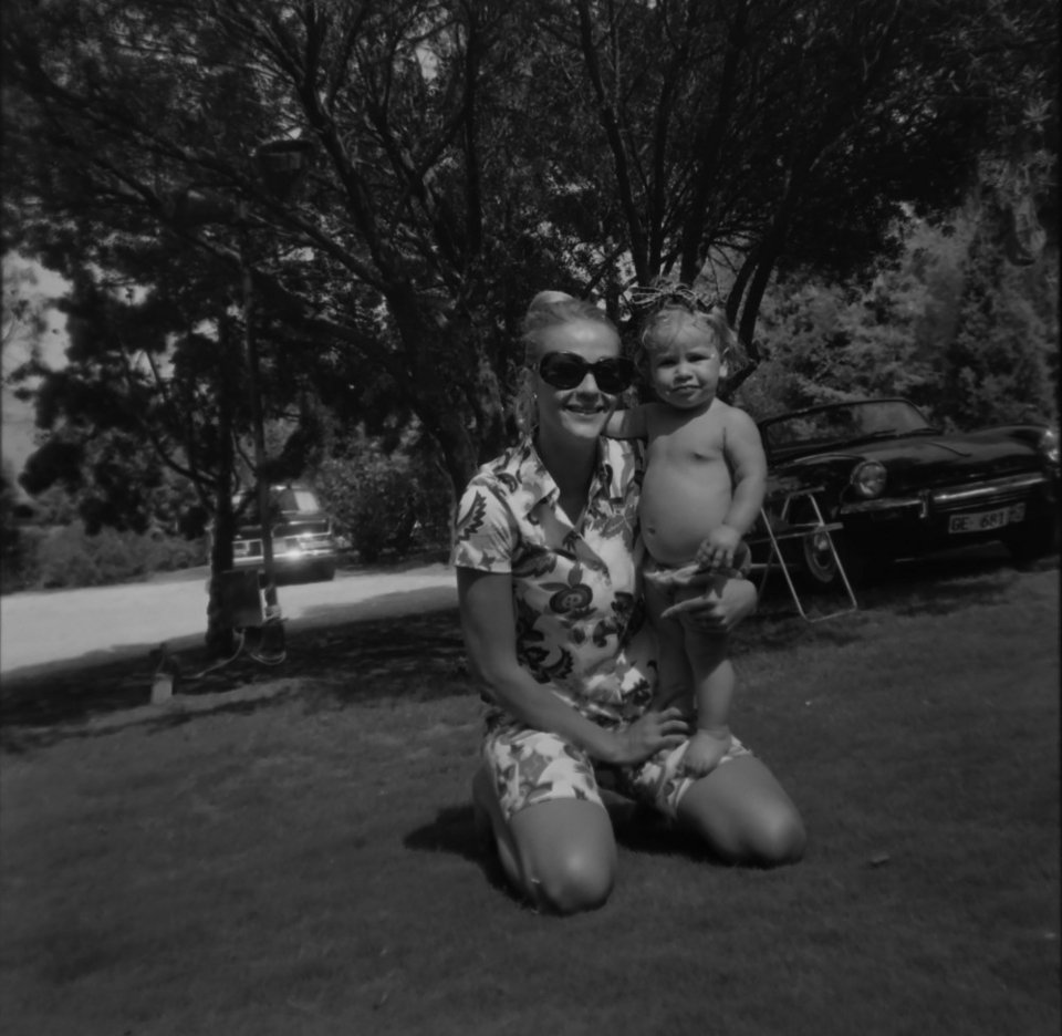 Το ασπρόμαυρο άλμπουμ της ζωής της Ζωής Λάσκαρη -Σπάνια καρέ, με τις κόρες της μωρά [εικόνες] | iefimerida.gr 1