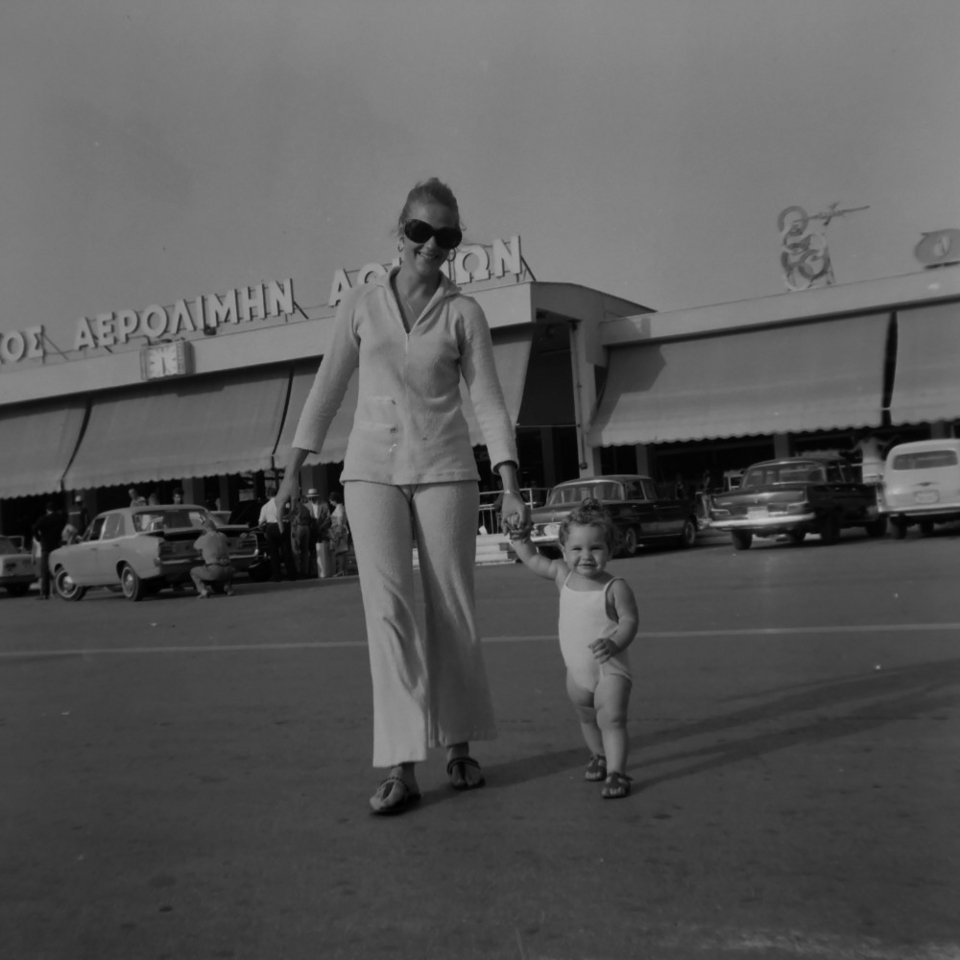 Το ασπρόμαυρο άλμπουμ της ζωής της Ζωής Λάσκαρη -Σπάνια καρέ, με τις κόρες της μωρά [εικόνες] | iefimerida.gr 0