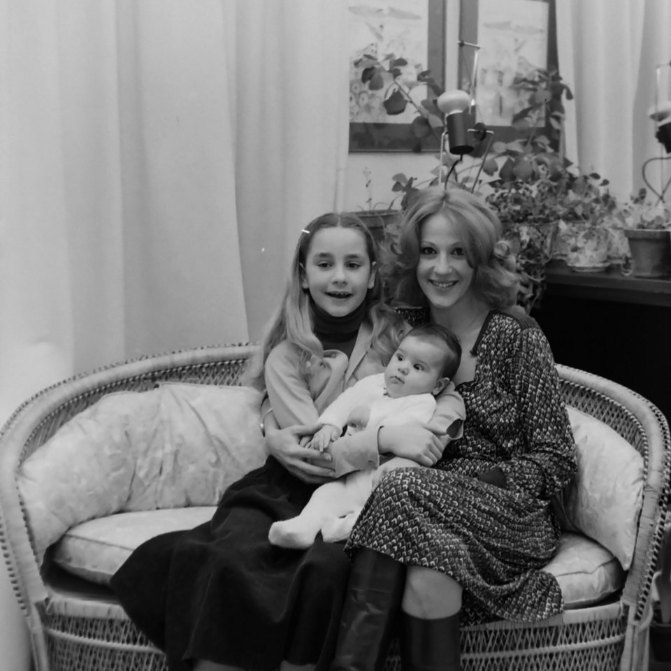 Το ασπρόμαυρο άλμπουμ της ζωής της Ζωής Λάσκαρη -Σπάνια καρέ, με τις κόρες της μωρά [εικόνες] | iefimerida.gr 21