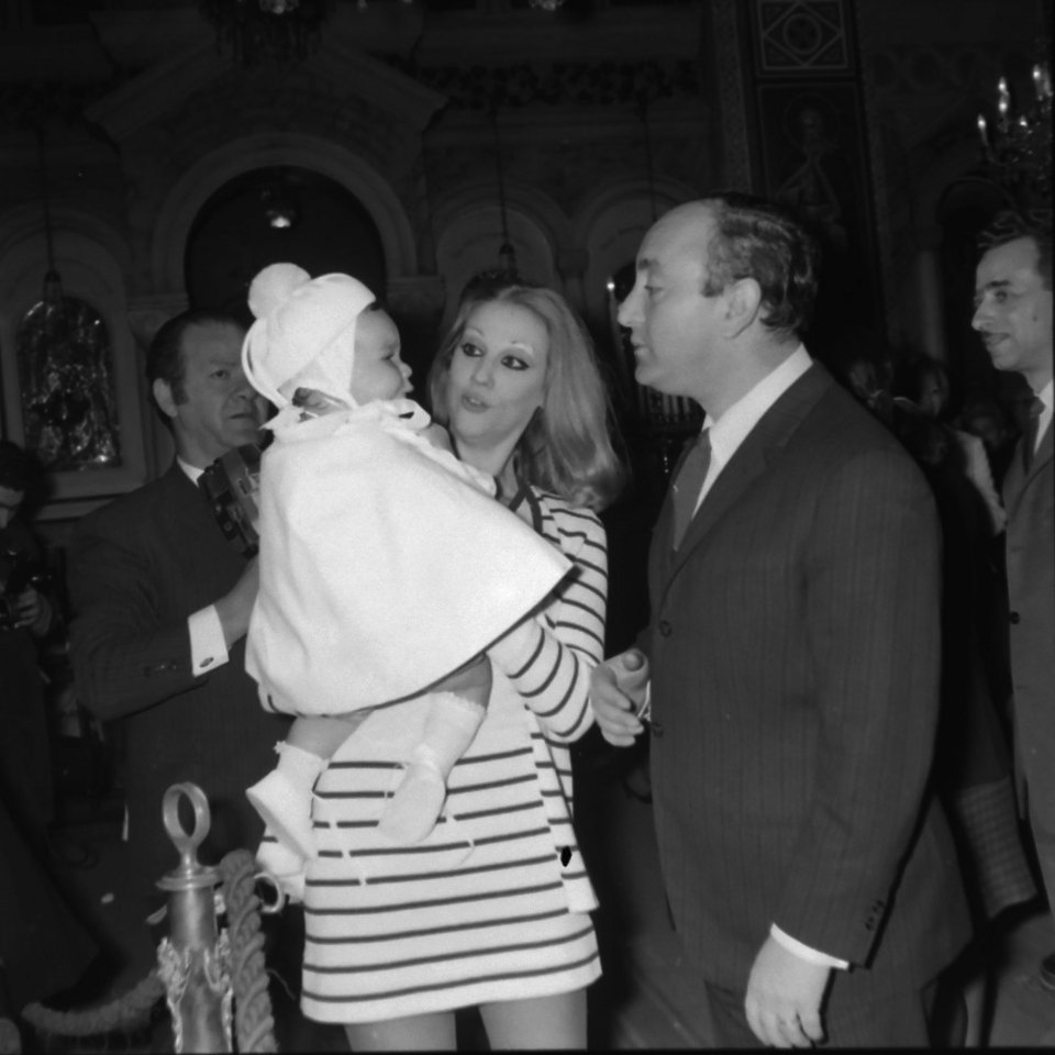 Το ασπρόμαυρο άλμπουμ της ζωής της Ζωής Λάσκαρη -Σπάνια καρέ, με τις κόρες της μωρά [εικόνες] | iefimerida.gr 18