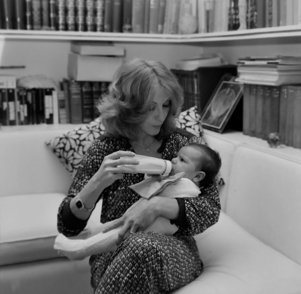 Το ασπρόμαυρο άλμπουμ της ζωής της Ζωής Λάσκαρη -Σπάνια καρέ, με τις κόρες της μωρά [εικόνες] | iefimerida.gr 25