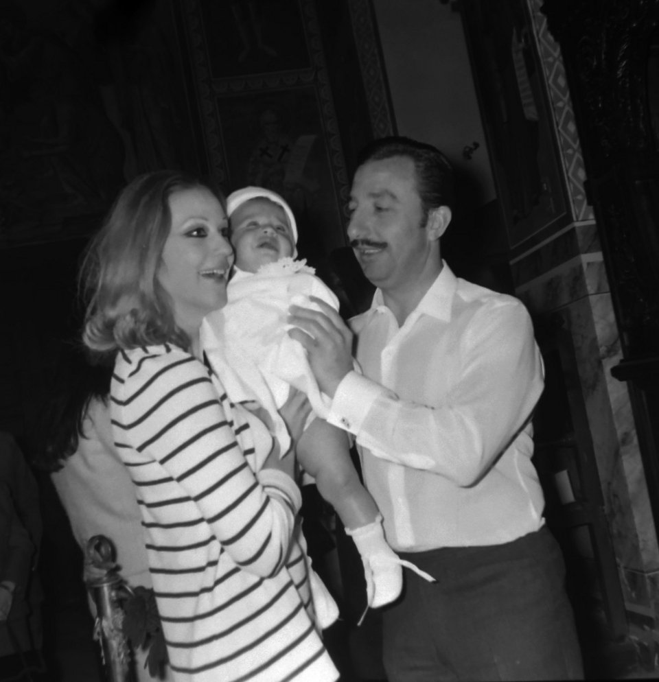 Το ασπρόμαυρο άλμπουμ της ζωής της Ζωής Λάσκαρη -Σπάνια καρέ, με τις κόρες της μωρά [εικόνες] | iefimerida.gr 19