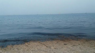 Εικόνες-σοκ: Θάλασσα πίσσας στη Σαλαμίνα μετά τη βύθιση του «Αγία Ζώνη» | iefimerida.gr 1