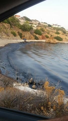 Εικόνες-σοκ: Θάλασσα πίσσας στη Σαλαμίνα μετά τη βύθιση του «Αγία Ζώνη» | iefimerida.gr 4