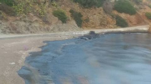 Εικόνες-σοκ: Θάλασσα πίσσας στη Σαλαμίνα μετά τη βύθιση του «Αγία Ζώνη» | iefimerida.gr 6