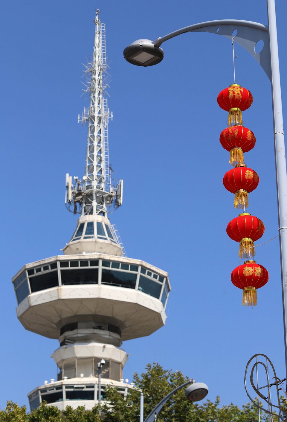 Γιατί η  Θεσσαλονίκη γέμισε κόκκινα κινέζικα φαναράκια -Σε όλους τους δρόμους [εικόνες]  | iefimerida.gr 2