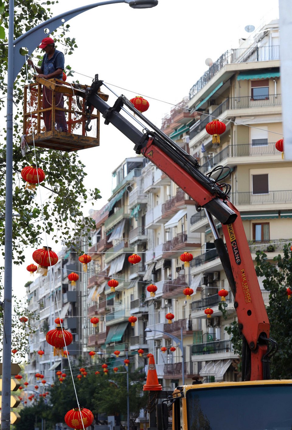 Γιατί η  Θεσσαλονίκη γέμισε κόκκινα κινέζικα φαναράκια -Σε όλους τους δρόμους [εικόνες]  | iefimerida.gr 4