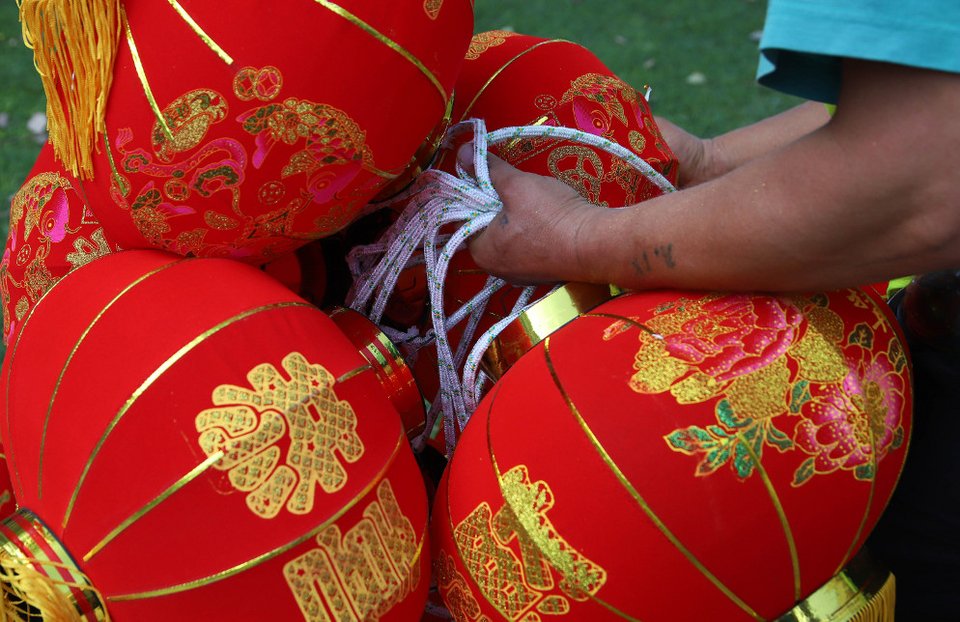 Γιατί η  Θεσσαλονίκη γέμισε κόκκινα κινέζικα φαναράκια -Σε όλους τους δρόμους [εικόνες]  | iefimerida.gr 5