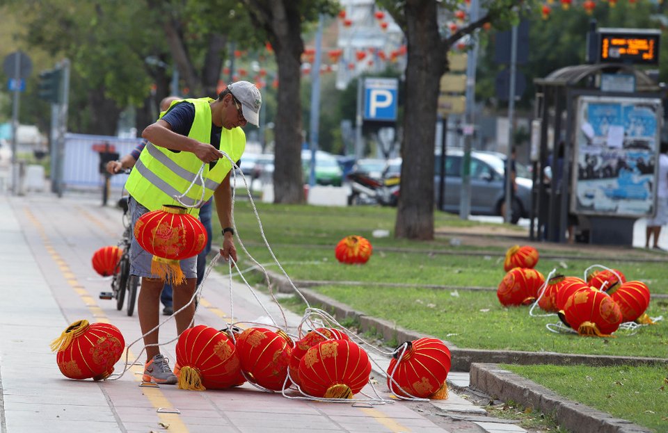 Γιατί η  Θεσσαλονίκη γέμισε κόκκινα κινέζικα φαναράκια -Σε όλους τους δρόμους [εικόνες]  | iefimerida.gr 3