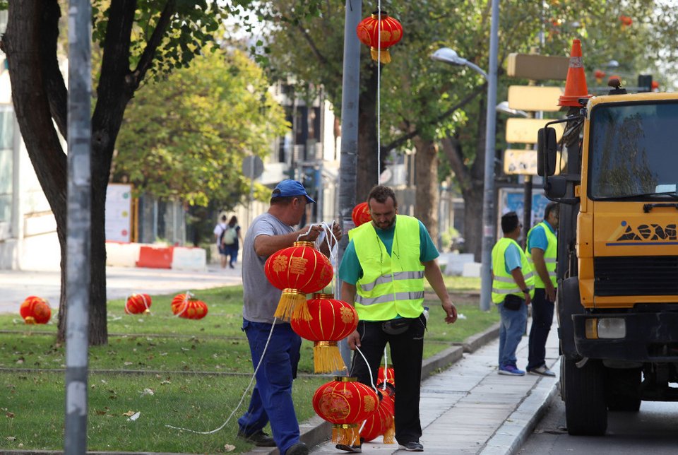 Γιατί η  Θεσσαλονίκη γέμισε κόκκινα κινέζικα φαναράκια -Σε όλους τους δρόμους [εικόνες]  | iefimerida.gr 0