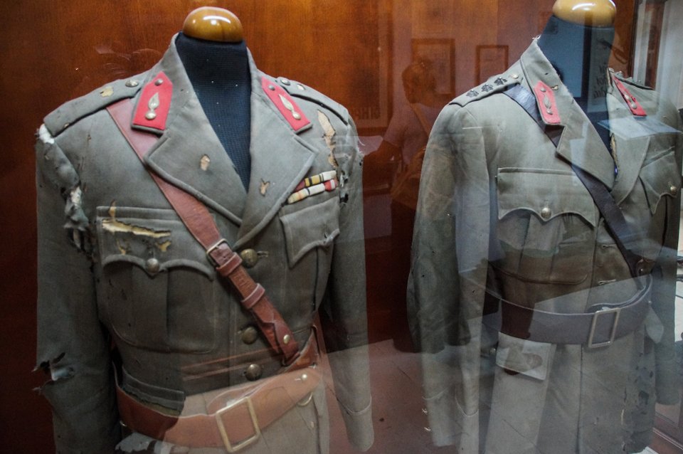 Μουσείο Πολέμου στο Καλπάκι -Οπλα, παράσημα και ματωμένες στρατιωτικές στολές [εικόνες] | iefimerida.gr 6