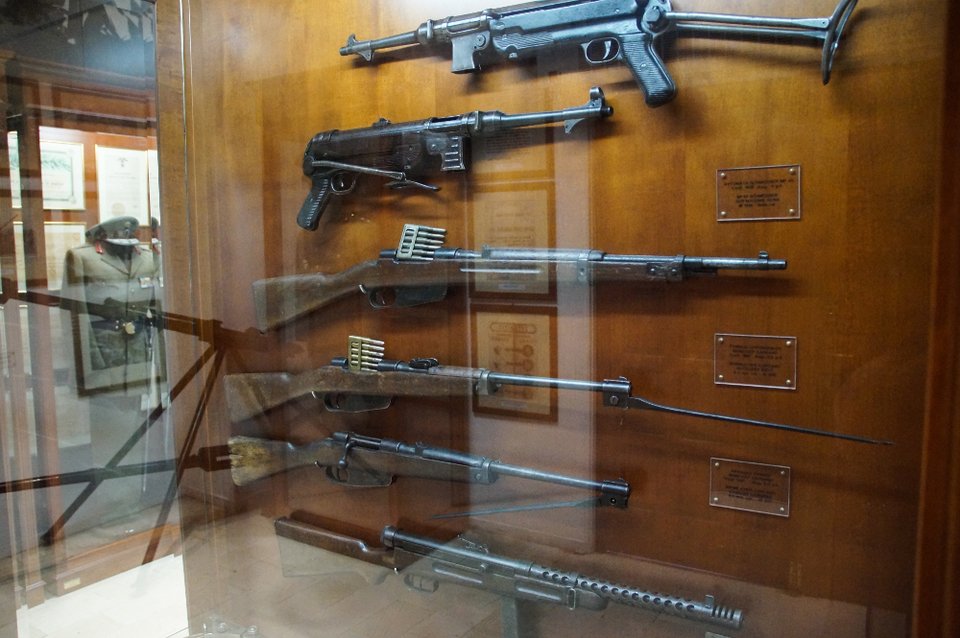 Μουσείο Πολέμου στο Καλπάκι -Οπλα, παράσημα και ματωμένες στρατιωτικές στολές [εικόνες] | iefimerida.gr 8