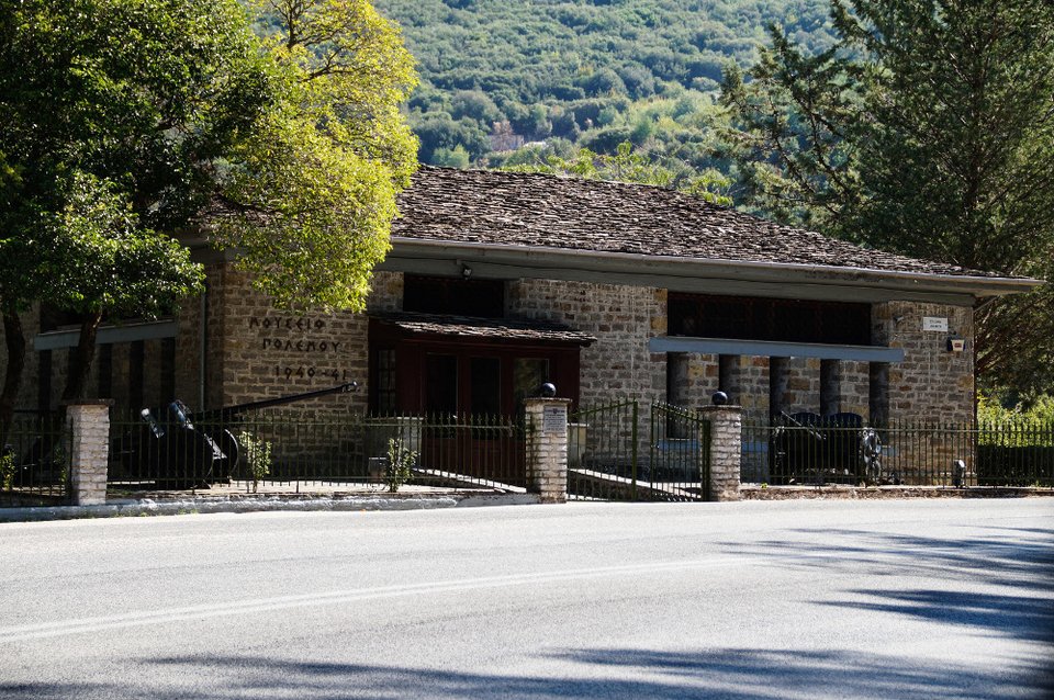 Μουσείο Πολέμου στο Καλπάκι -Οπλα, παράσημα και ματωμένες στρατιωτικές στολές [εικόνες] | iefimerida.gr 0