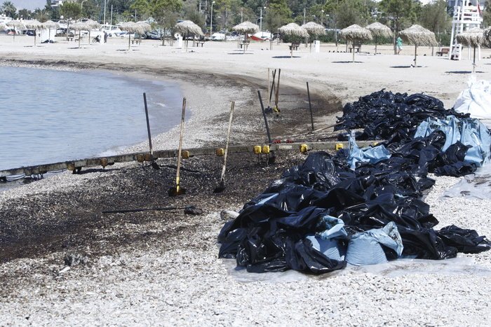 Απίστευτο: Μικρά παιδιά κάνουν μπάνιο στα μολυσμένα νερά του Αλίμου [εικόνες & βίντεο] | iefimerida.gr 5