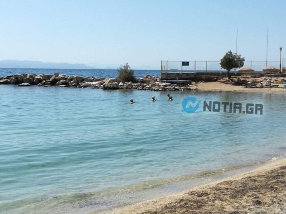 Απίστευτο: Μικρά παιδιά κάνουν μπάνιο στα μολυσμένα νερά του Αλίμου [εικόνες & βίντεο] | iefimerida.gr 3