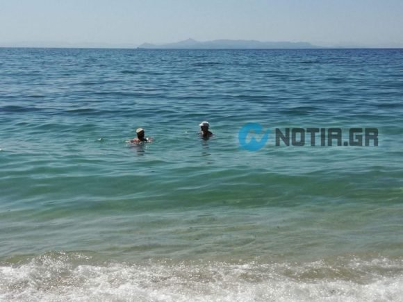 Απίστευτο: Μικρά παιδιά κάνουν μπάνιο στα μολυσμένα νερά του Αλίμου [εικόνες & βίντεο] | iefimerida.gr 4