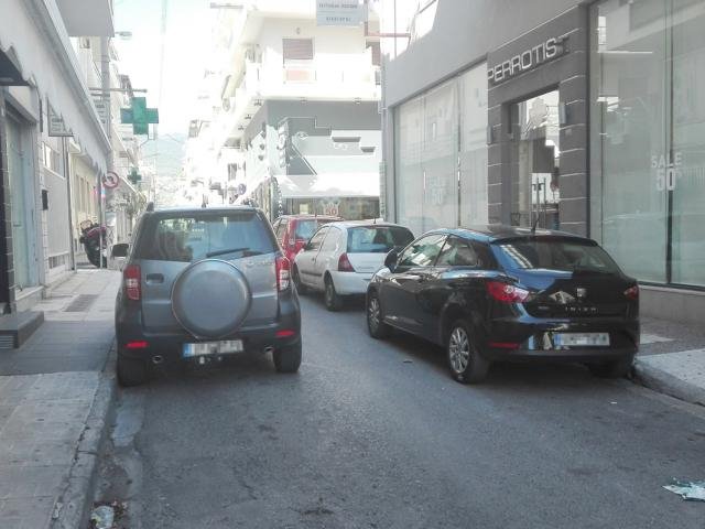 Καλαμάτα: Επικό παρκάρισμα -Αφησαν χώρο για... μηχανάκι [εικόνα] | iefimerida.gr 0