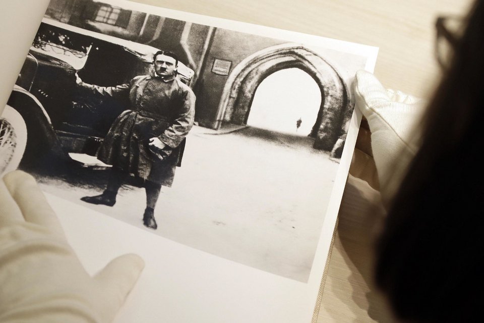 Βρήκαν πίνακες και προτομές του Χίτλερ στα υπόγεια της αυστριακής Βουλής [εικόνες] | iefimerida.gr 1