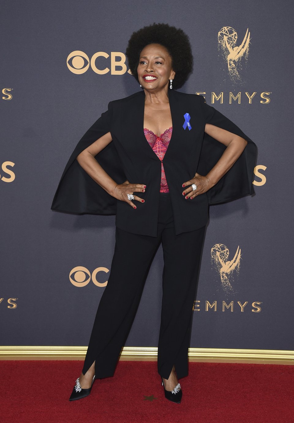 Τι ήταν οι μπλε κορδέλες διαμαρτυρίας που είδαμε στο κόκκινο χαλί των Emmy [εικόνες]  | iefimerida.gr 0