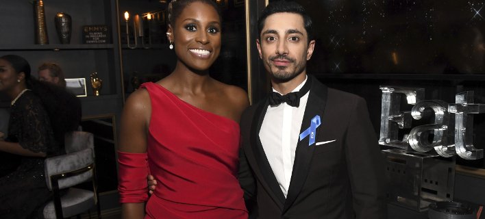 Τι ήταν οι μπλε κορδέλες διαμαρτυρίας που είδαμε στο κόκκινο χαλί των Emmy [εικόνες]  | iefimerida.gr 3