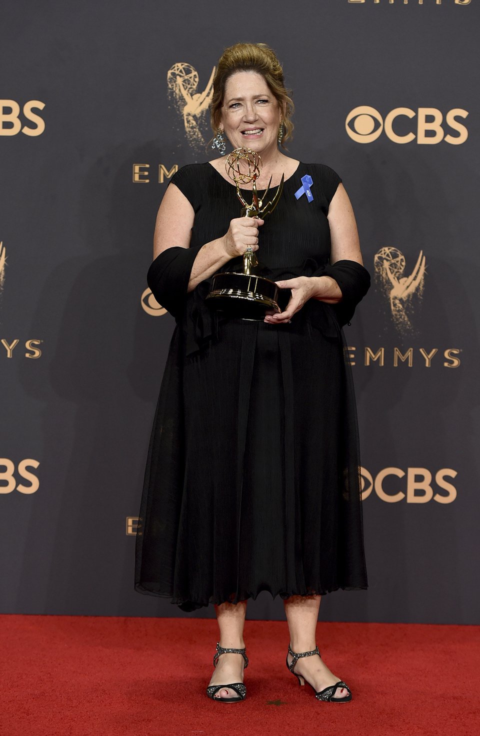 Τι ήταν οι μπλε κορδέλες διαμαρτυρίας που είδαμε στο κόκκινο χαλί των Emmy [εικόνες]  | iefimerida.gr 1