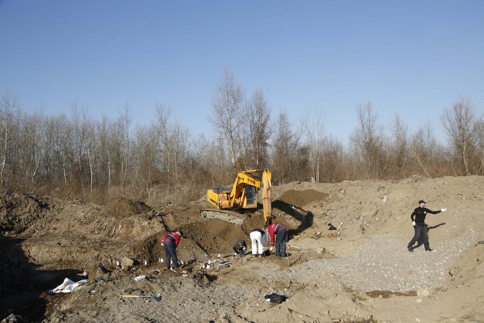 Μακάβριο εύρημα στη Βοσνία -Ομαδικοί τάφοι με λείψανα θυμάτων πολέμου [εικόνες]  | iefimerida.gr 1