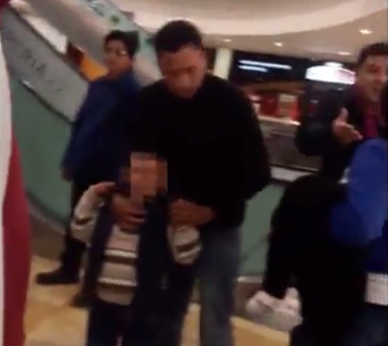 Περού: Μάνα χτυπάει το γιο της στο πρόσωπο με ζώνη σε εμπορικό κέντρο [βίντεο] | iefimerida.gr 0
