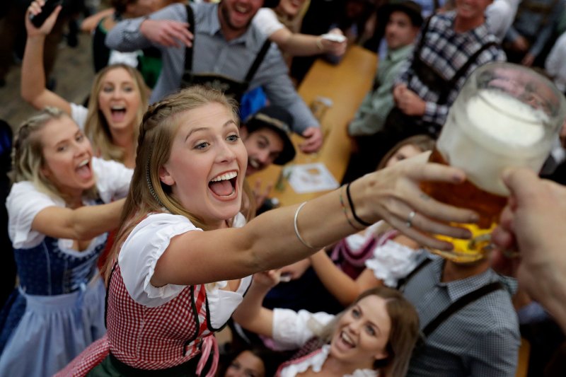 Μόναχο: Aρχισε το Oktoberfest -H μεγαλύτερη παραδοσιακή γιορτή της Γερμανίας [εικόνες & βίντεο]  | iefimerida.gr 4