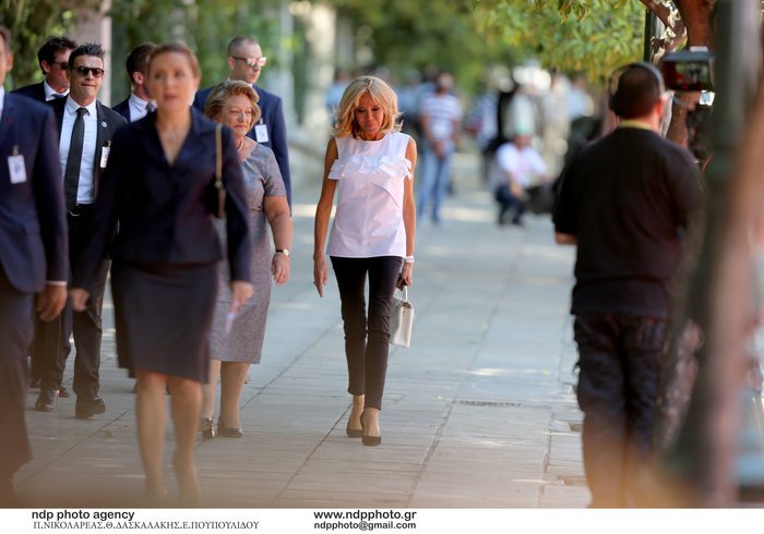 Τα 5 στοιχεία στο στιλ της Μπριζίτ Μακρόν που την κάνουν να ξεχωρίζει [εικόνες] | iefimerida.gr 1