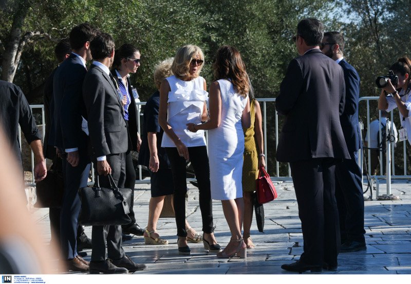 Η Μπριζίτ Μακρόν άλλαξε παπούτσι για να ανέβει στην Ακρόπολη -Αποχωρίστηκε τα 12ποντα LV [εικόνες] | iefimerida.gr 9
