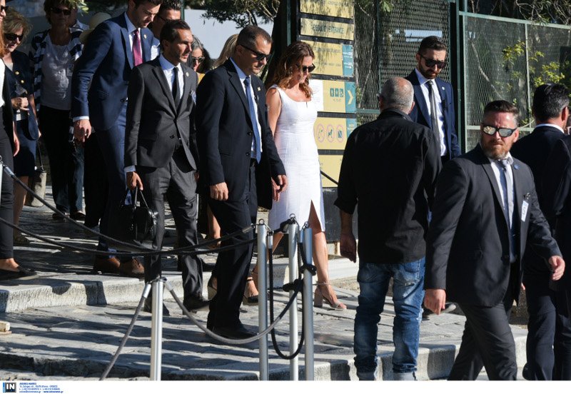 Η Μπριζίτ Μακρόν άλλαξε παπούτσι για να ανέβει στην Ακρόπολη -Αποχωρίστηκε τα 12ποντα LV [εικόνες] | iefimerida.gr 7