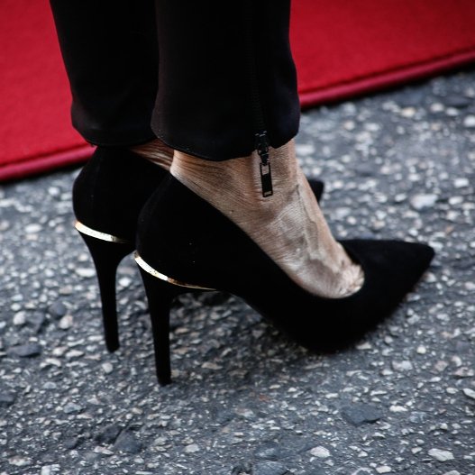 Η Μπριζίτ Μακρόν άλλαξε παπούτσι για να ανέβει στην Ακρόπολη -Αποχωρίστηκε τα 12ποντα LV [εικόνες] | iefimerida.gr 11