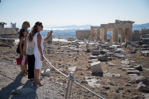 Ποια ξενάγησε πραγματικά την Mπριζίτ στην Ακρόπολη -Το είχε κάνει και στον Ομπάμα [εικόνες] | iefimerida.gr 0