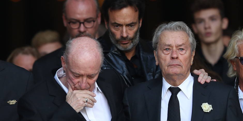 Θρήνος στην κηδεία της Μιρέιγ Νταρκ -Κατέρρευσε ο Αλέν Ντελόν [εικόνες] | iefimerida.gr 1