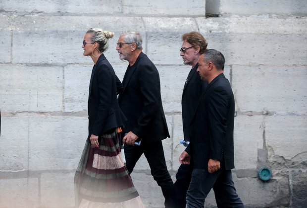 Θρήνος στην κηδεία της Μιρέιγ Νταρκ -Κατέρρευσε ο Αλέν Ντελόν [εικόνες] | iefimerida.gr 5