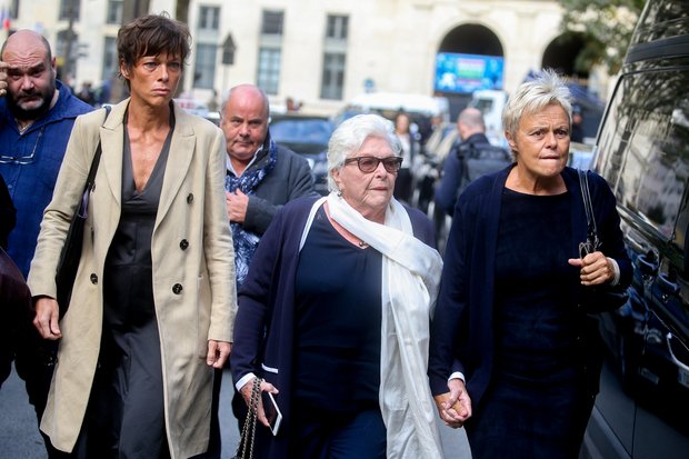 Θρήνος στην κηδεία της Μιρέιγ Νταρκ -Κατέρρευσε ο Αλέν Ντελόν [εικόνες] | iefimerida.gr 6