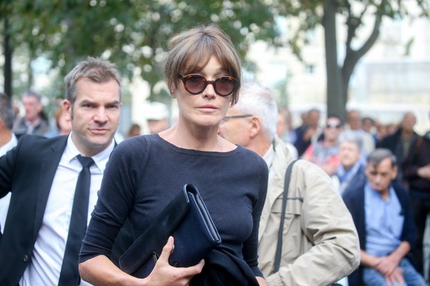 Θρήνος στην κηδεία της Μιρέιγ Νταρκ -Κατέρρευσε ο Αλέν Ντελόν [εικόνες] | iefimerida.gr 2